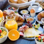 Frühstücksbuffet mit Brot, Croissants, Käse, Obst, Ei, Saft und Kaffee [11]. Quellen [1] 7 Regeln für gute Alt-Texte https://www.hilfsgemeinschaft.at/aktuelles/blog/detail/7-regeln-fuer-gute-alt-texte [2] Das Geheimnis guter Alt-Texte: Wie Ihre Bilder barrierefrei ... https://elbnetz.com/das-geheimnis-guter-alt-texte-wie-ihre-bilder-barrierefrei-und-seo-stark-werden/ [3] ALT-Texte: Für barrierefreie Bilder in den sozialen Medien https://gehirngerecht.digital/alt-texte-soziale-medien/ [4] ALT-Texte richtig schreiben https://www.klickkomplizen.de/blog/webseite-und-landingpage/alt-texte-richtig-schreiben/ [5] Bildbeschreibung (Alternativtext) in Social Media – 4 Regeln https://www.dbsv.org/bildbeschreibung-4-regeln.html [6] Warum Sie Bilder mit einem Alt-Text versehen sollten https://www.sunds-computer.de/warum-bilder-mit-alt-text-versehen/ [7] Alt-Texte bei Instagram https://www.inklusive-medienarbeit.de/alt-texte-bei-instagram/ [8] Alt-Texte, Alt-Tags, Alt-Attribute - Schreiben & Beispiel https://mister-seo.com/der-optimale-alt-text/ [9] Mehr Barrierefreiheit durch Alternativtexte | Instagram Blog https://about.instagram.com/de-de/blog/announcements/improved-accessibility-through-alternative-text-support [10] Alt-Text Erklärung https://omr.com/de/daily/glossary/alt-text [11] Fruhstuck_Fotolia_194313899_Subscription_Monthly_XXL_-c-juefraphoto.jpg https://ppl-ai-file-upload.s3.amazonaws.com/web/direct-files/attachments/images/129405024/3e29a966-4a36-47fc-8120-3b1e3e3bbe69/Fruhstuck_Fotolia_194313899_Subscription_Monthly_XXL_-c-juefraphoto.jpg