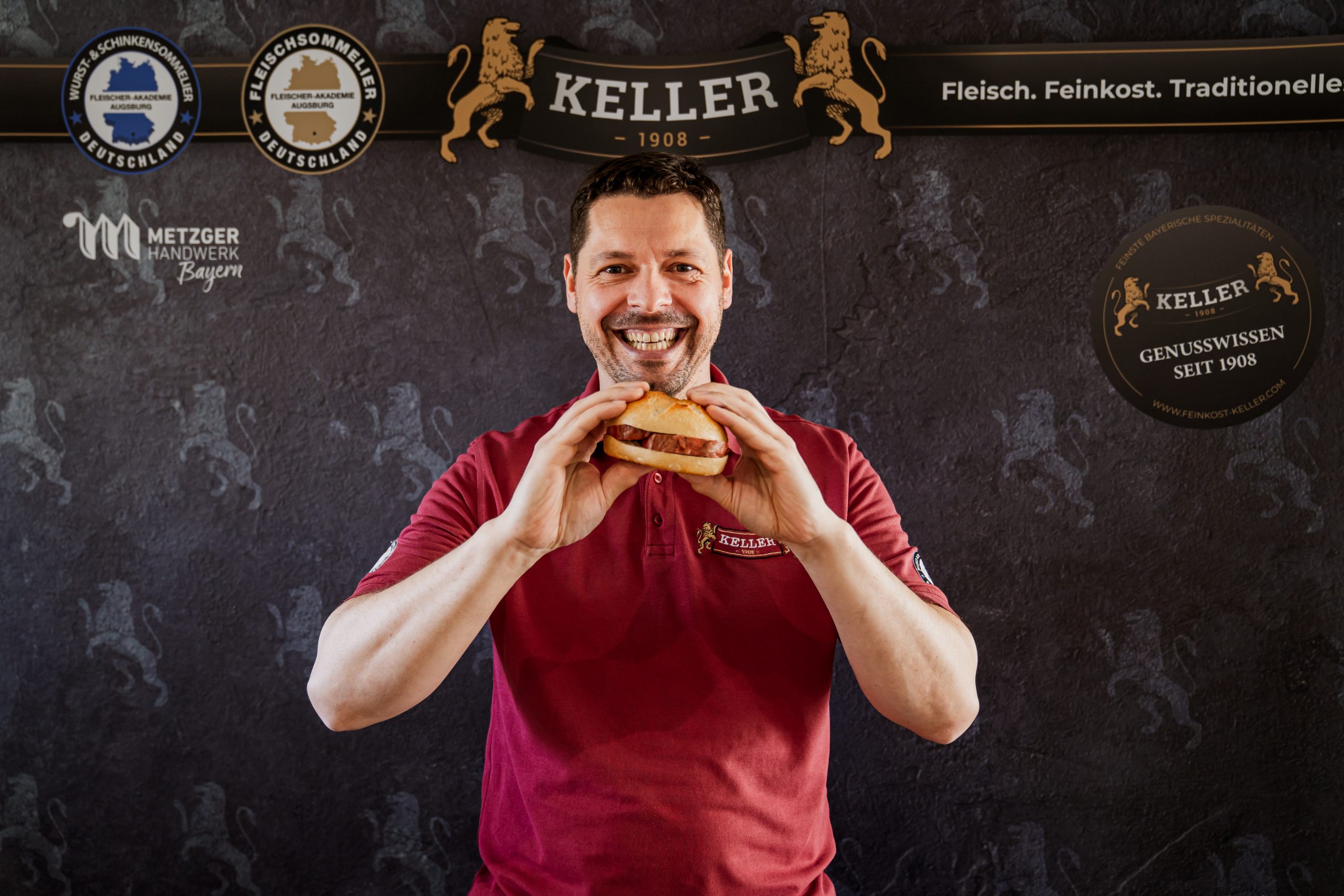 Augustin Keller mit einer Leberkäse-Semmel
