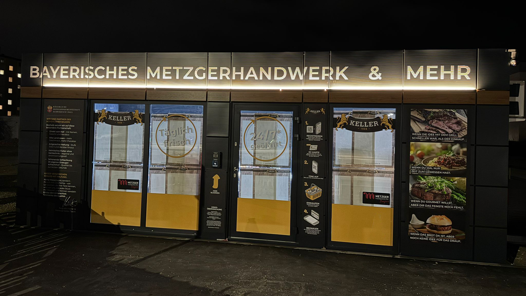 Front von 24/7 Smart Store bei Nacht mit Beleuchtung