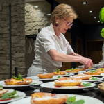Giovanna Keller bereitet das Dessert vor