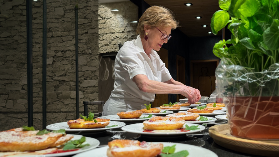 Giovanna Keller bereitet das Dessert vor