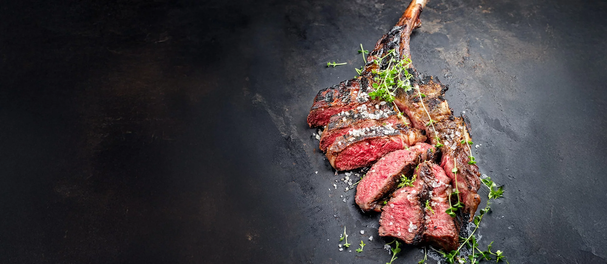 Aufgeschnittenes Dry Aged Steak auf Schiefernplatte