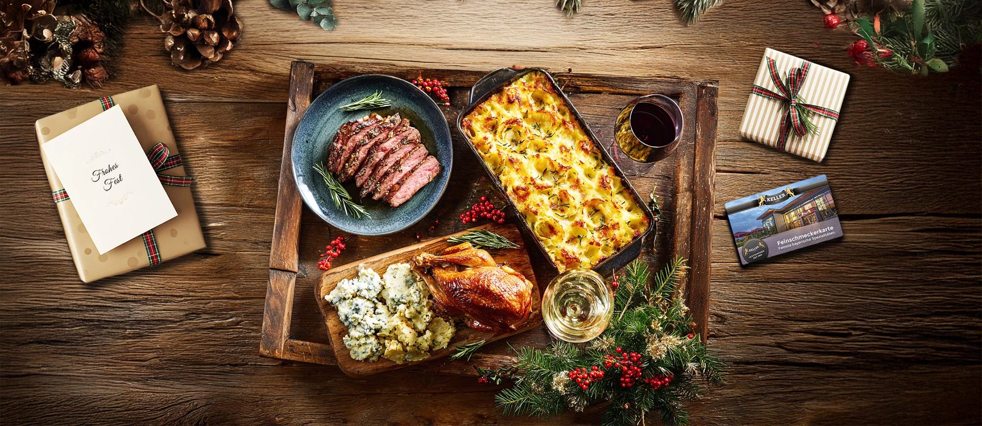Festtagsgerichte, die auf einem festlich dekorierten Holztisch liegen