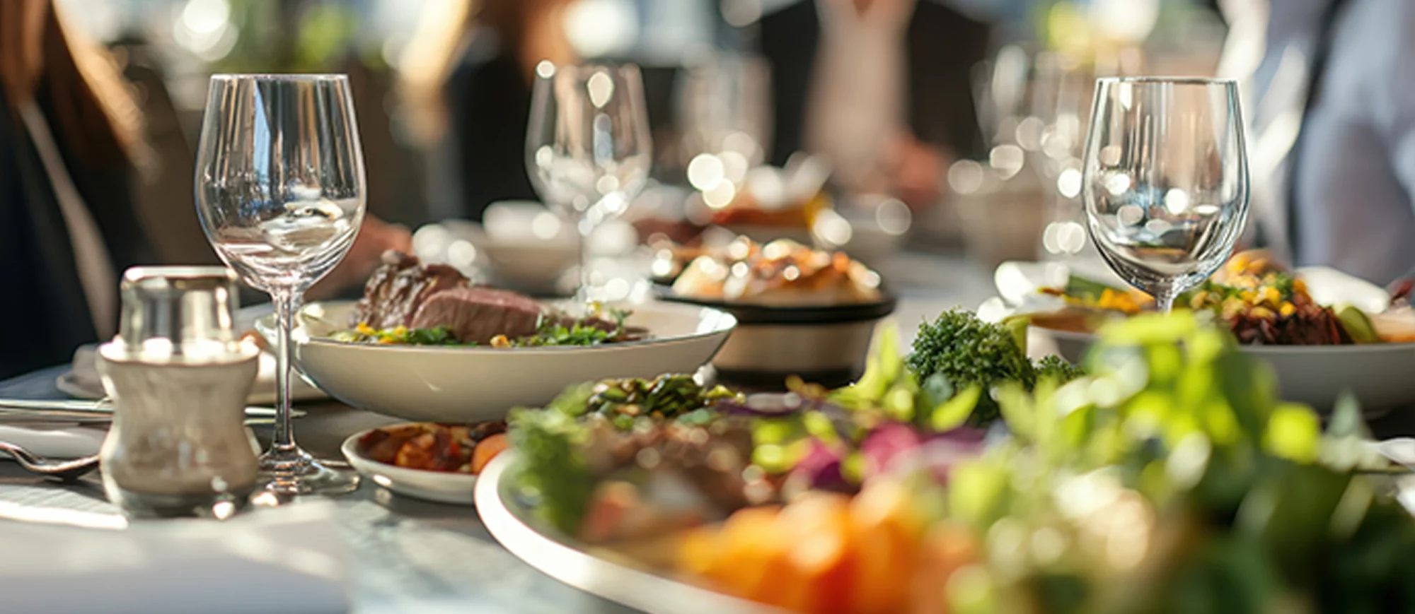 Gedeckter Tisch mit Menü, Brunch