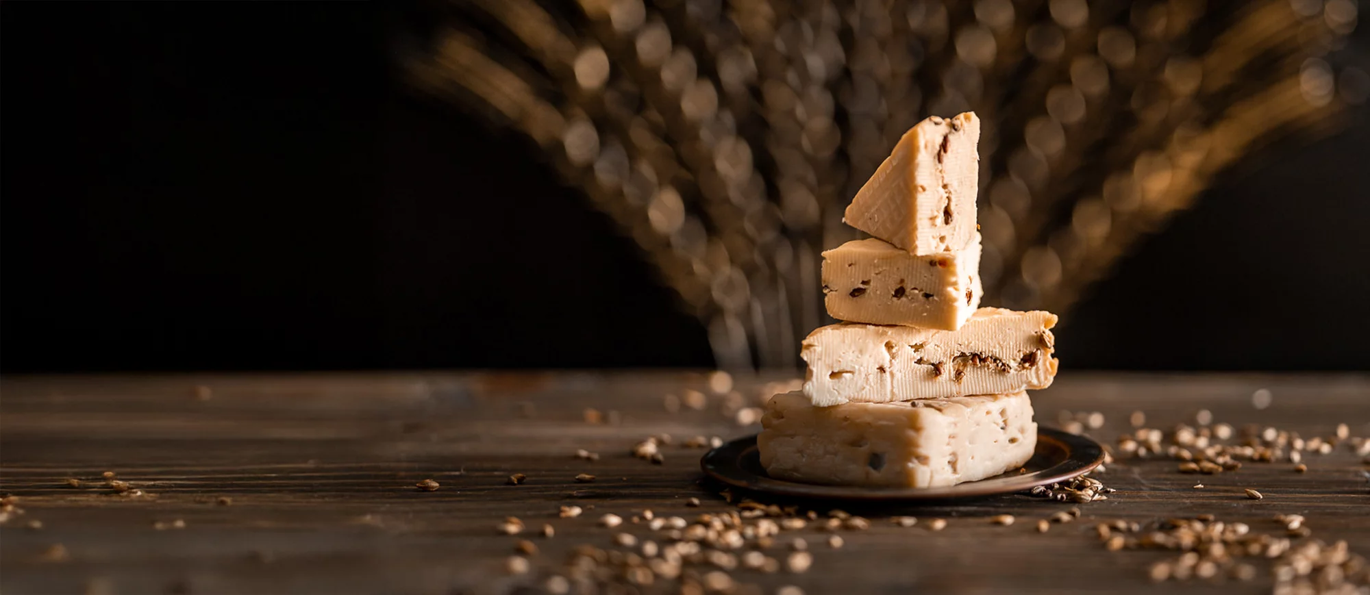 Käseanschnitte auf einem rustikalen Holztisch